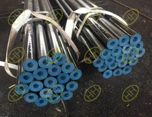 Seamless pipes with plastic protective caps