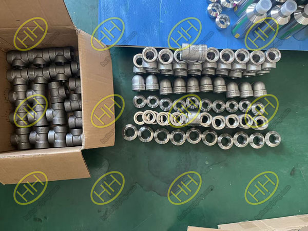 ASME B16.11 forged fittings 3000# socket weld elbow tee coupling and A420 WPL6 cap packaged for shipment to Russia